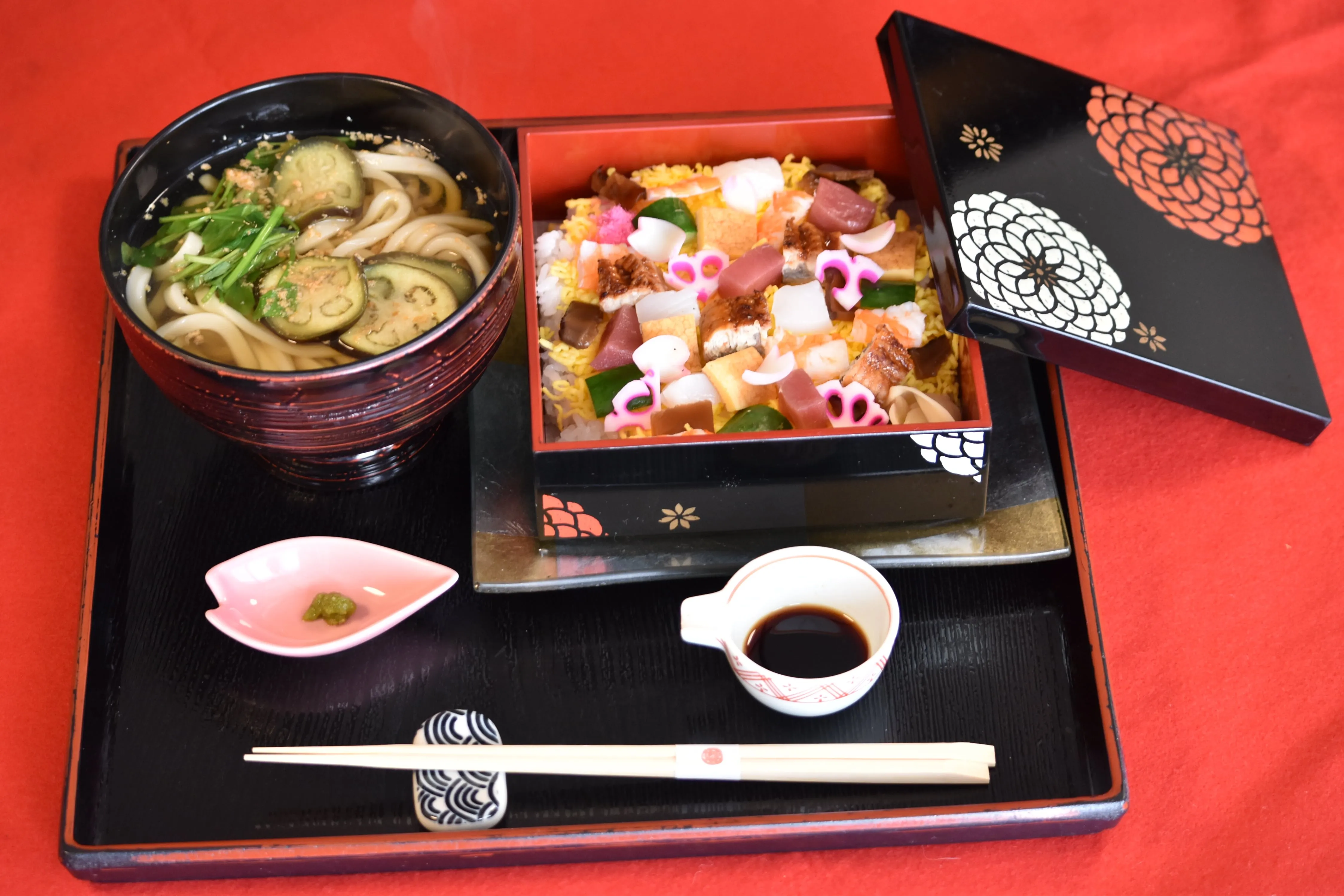 【春らんまんちらし寿司とつがにうどんセット】